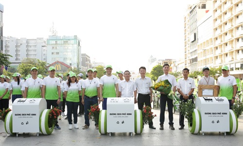 Bridgestone tặng thùng rác thông minh cho TP Hồ Chí Minh 